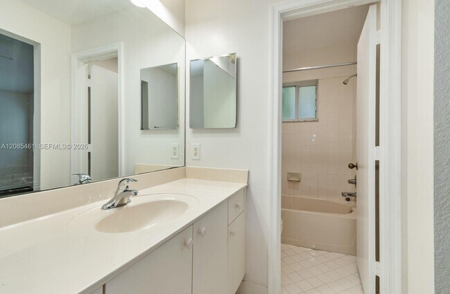 Building Photo - 1211 Golden Cane Dr