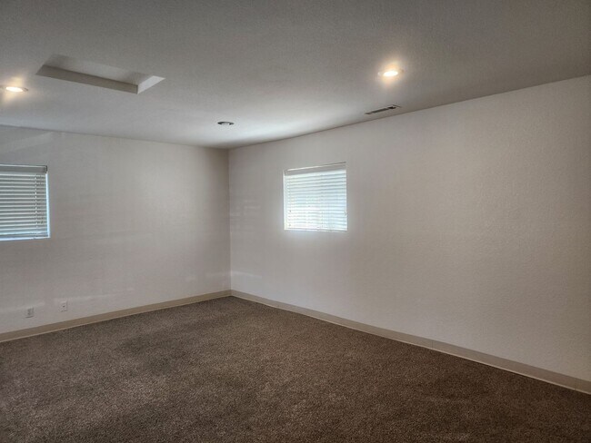 Building Photo - Cute 3 bedroom, 2.5 bath two story home with 1448 sq ft of living space