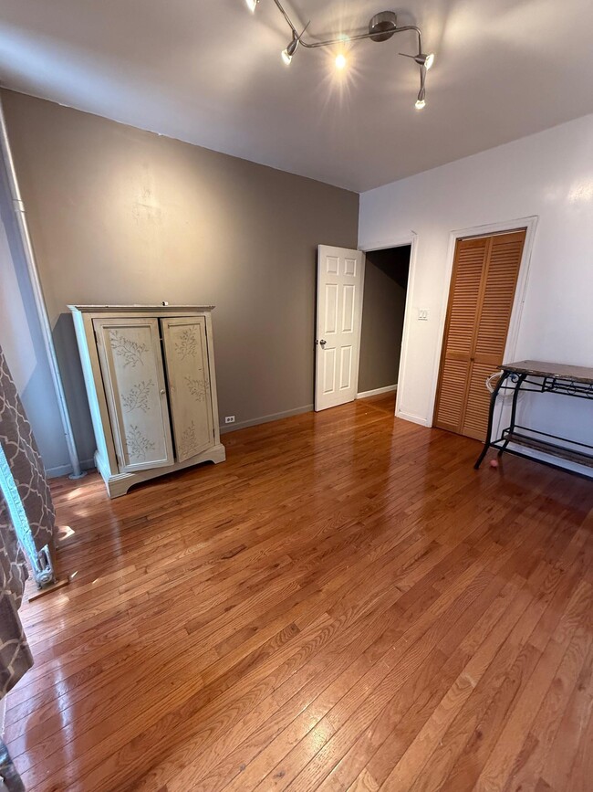 Building Photo - 415 E 187th St