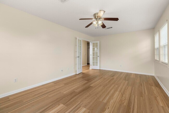 Building Photo - 3/2 Duplex Close to Tiger Town- Available ...