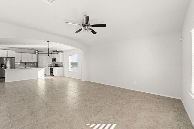 Building Photo - Beautiful 4bed/2 bath