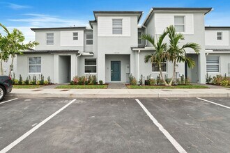Building Photo - Modern 3-Bedroom Townhome with Private Backyard in Homestead