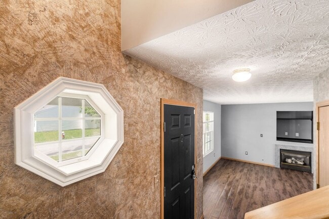 Building Photo - Spacious South Side Home with Garage!