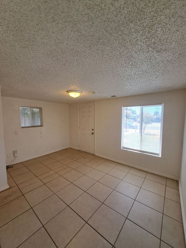 Building Photo - Unique 2 Bedroom 1 Bathroom Home Located I...