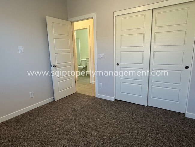 Building Photo - 724 E Ruby Dr