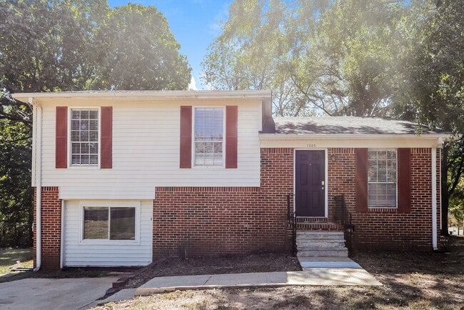 Building Photo - 1325 Turf Dr
