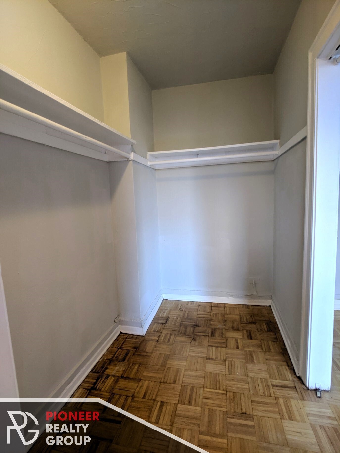 Building Photo - 711 W Belmont Ave