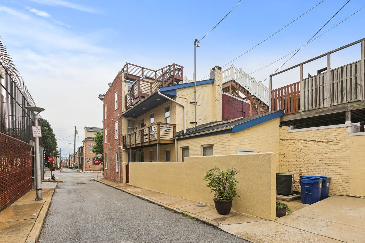 Building Photo - 2222 Gough St