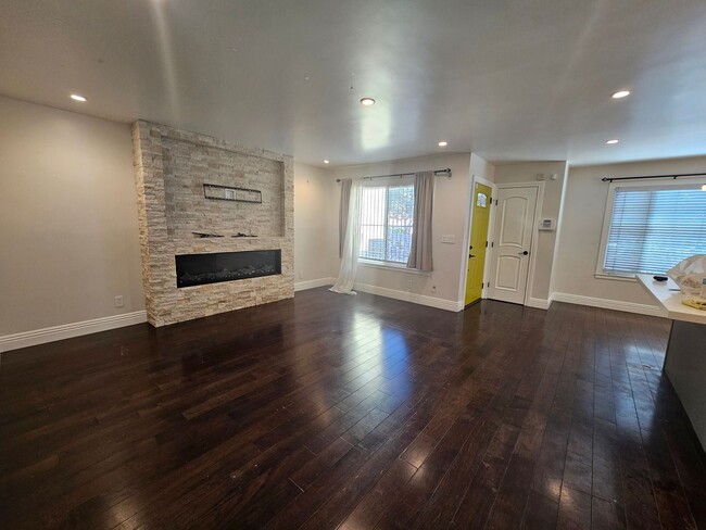 Building Photo - BAYVIEW BEAUTY - Renovated 2 Bed/2 Bath Un...