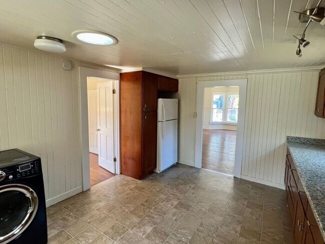 Building Photo - 5th Street Charm! Apply NOW!