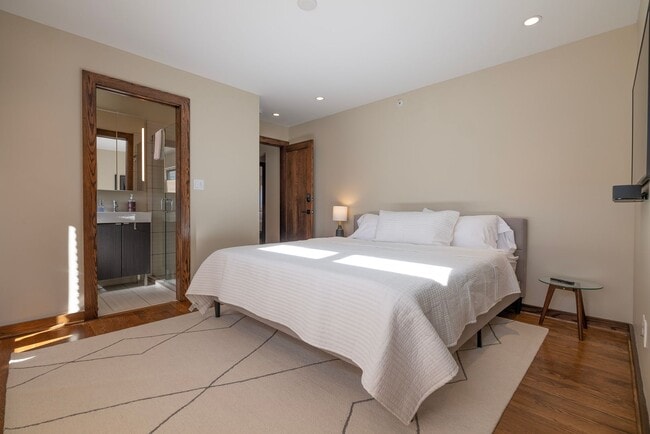 Building Photo - 4 bed / 4.5 bath flat in South Plaza overlooking UMKC and Brookside Blvd