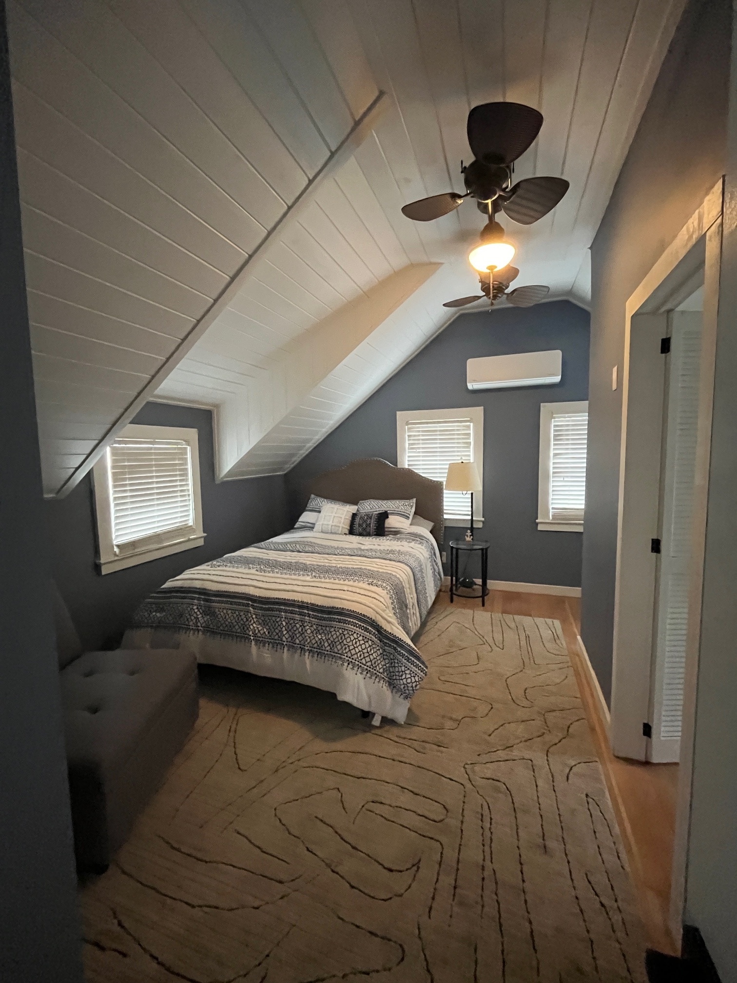 Main bedroom with walk-in closet - 17 S Pine St