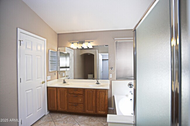 Building Photo - 4953 S Moss Dr