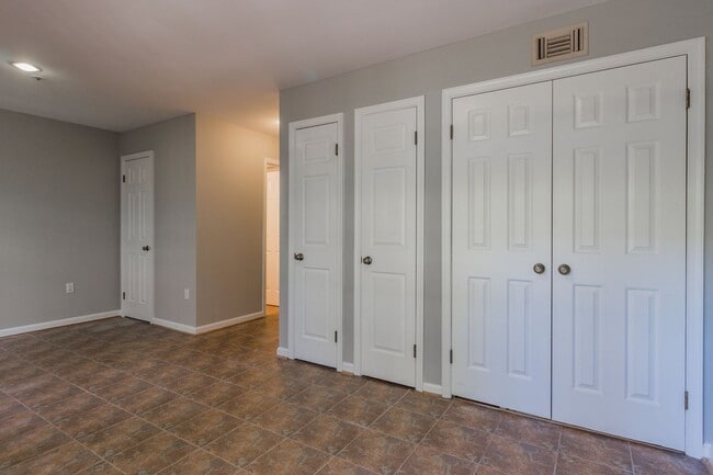 Building Photo - Beautiful 3 Bedroom 3/2 Bath Brick End Uni...