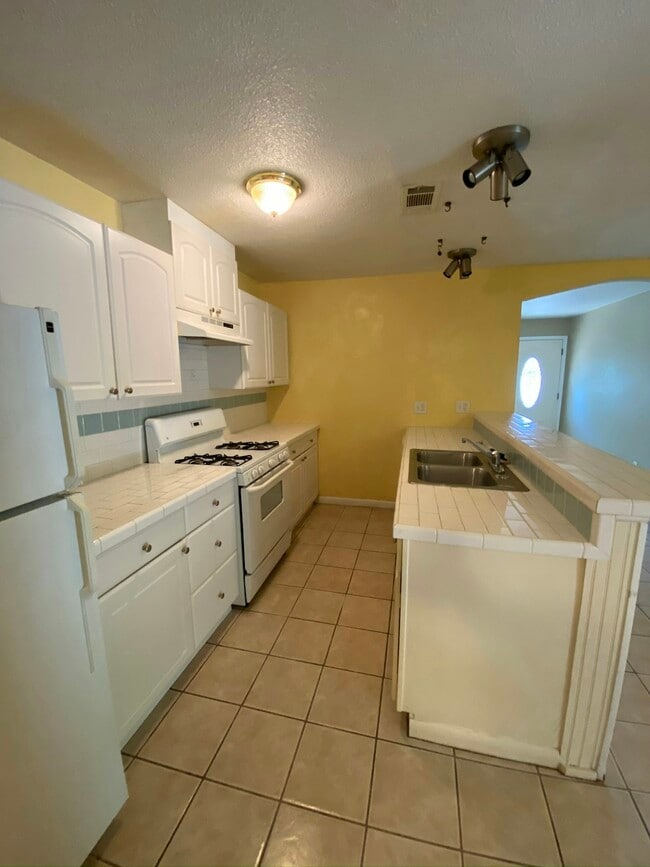 Building Photo - 401 Philco Dr