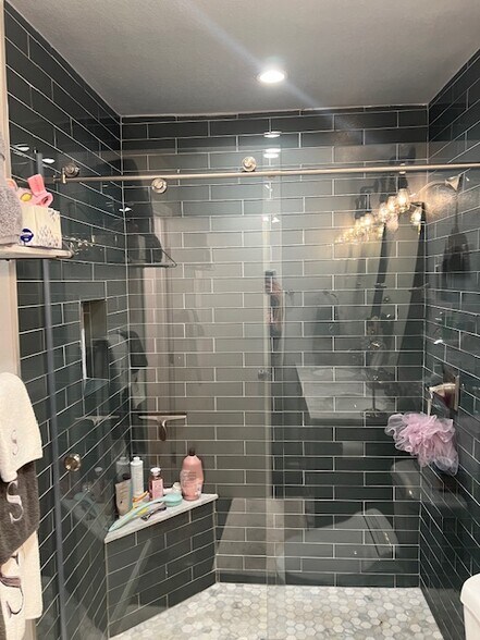 upstairs bathroom - 3847 Vineyard Ave