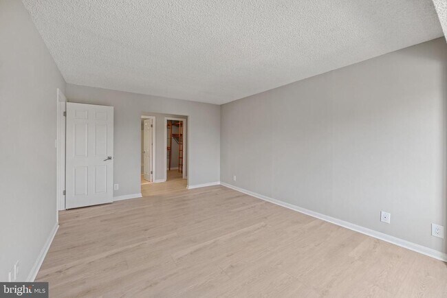 Building Photo - 3800 Powell Ln