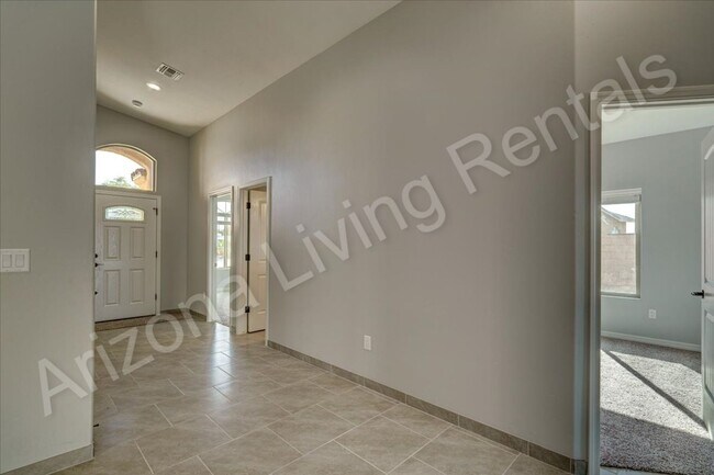 Building Photo - RV GARAGE HOME