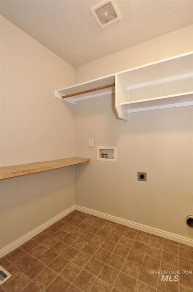 Building Photo - Beautiful Open Floor Plan Home in Boise!