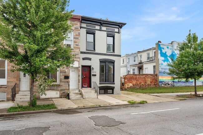 Building Photo - GORGEOUS end unit in Baltimore! 3 Bedrooms 3 Bathrooms Plus a Rec Room!