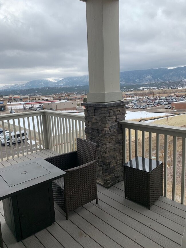 Building Photo - Beautiful Townhome In Monument With Two Ma...