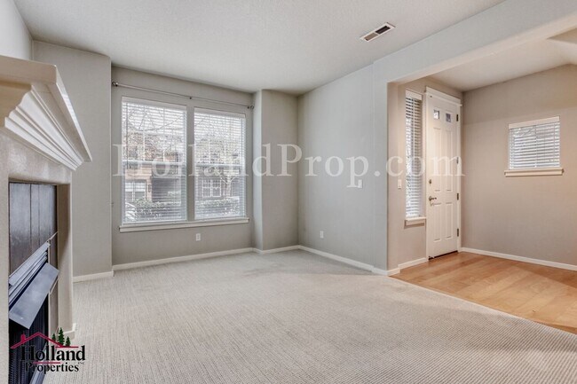 Building Photo - Beautiful 2 Bed • 2.5 Bath home in Prime Hillsboro Location – Light, Bright & Functional! *** Spe...