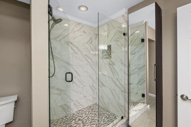 Building Photo - 305 Parkwood Pl