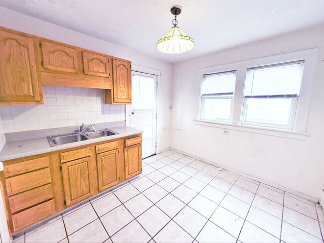 Building Photo - 3 BED 1 BATH BEAUTIFUL SINGLE FAMILY HOME