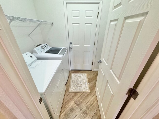 Building Photo - ENJOY THIS STUNNING 3 BEDROOM WITH A TRANQ...