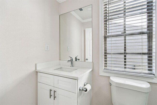 Building Photo - 6817 N Sterling Ave