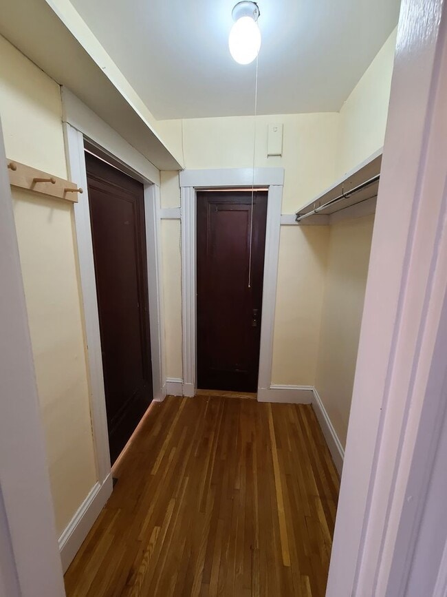 Building Photo - Beautiful unit with amazing Newtonville location available 9/1/26