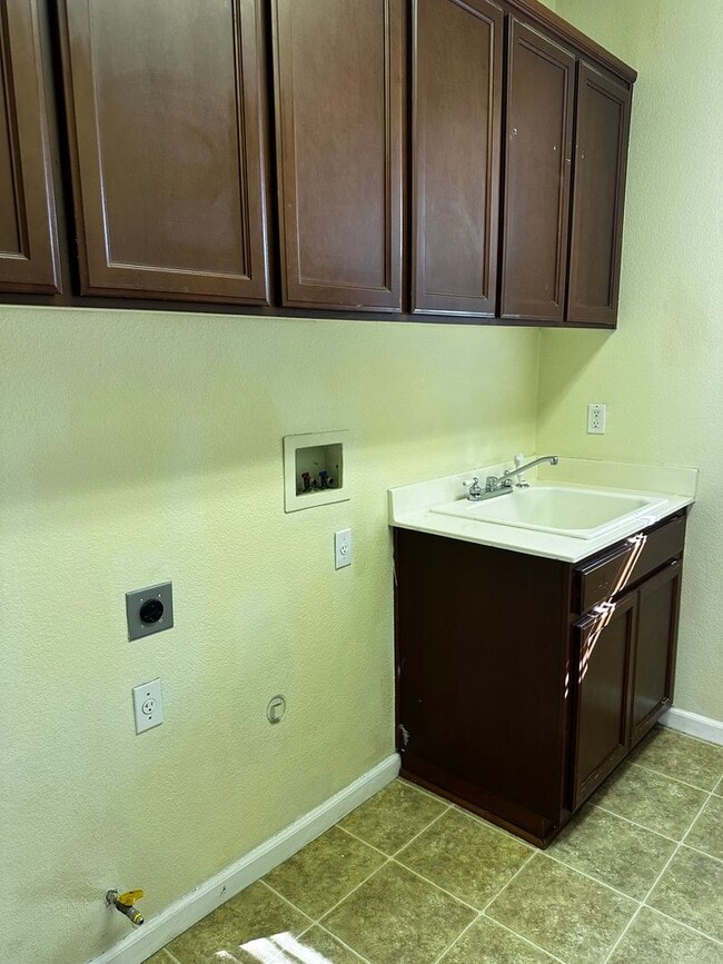 Building Photo - $1497.50 off first full months rent