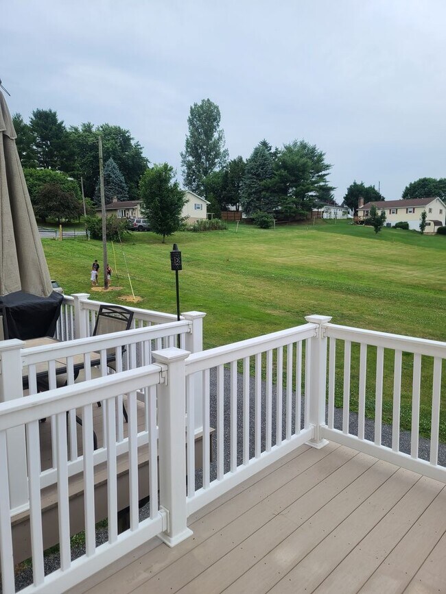 Building Photo - 3 Bed 2.5 Bath Townhome Ready for You in W...