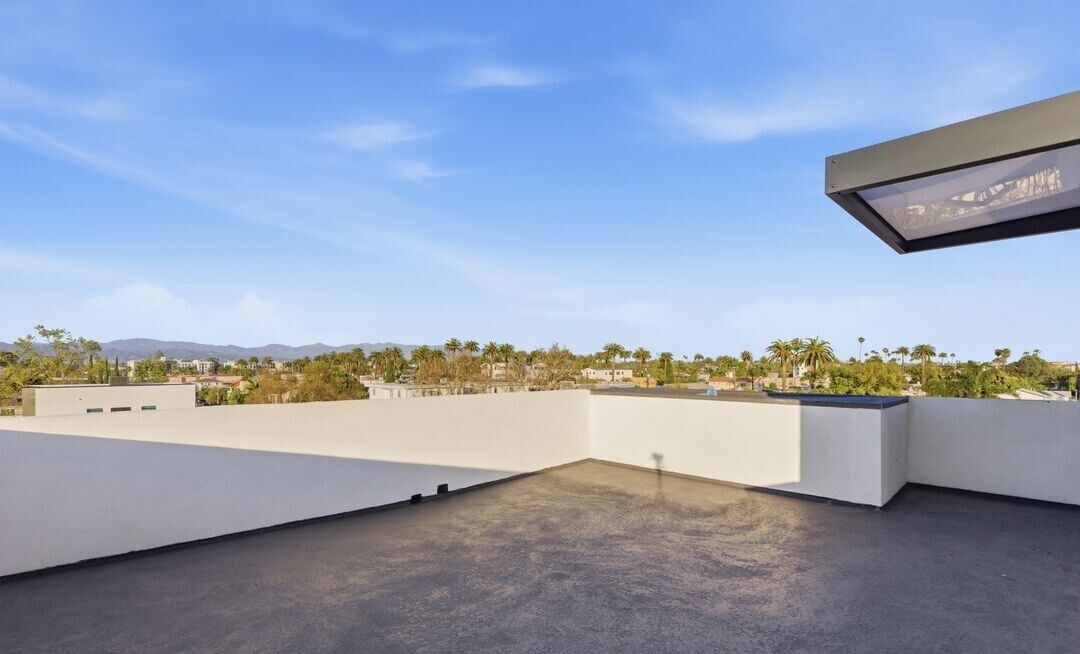 Building Photo - 2835 S Redondo Blvd