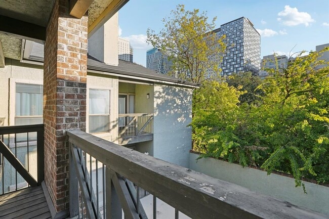 Building Photo - 807 W 25th St