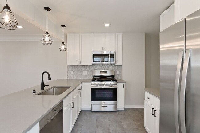 Building Photo - Spacious 4BR/2BA Duplex — Available August...