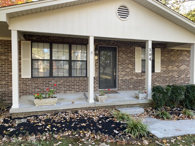 Building Photo - 304 Gardner Rd