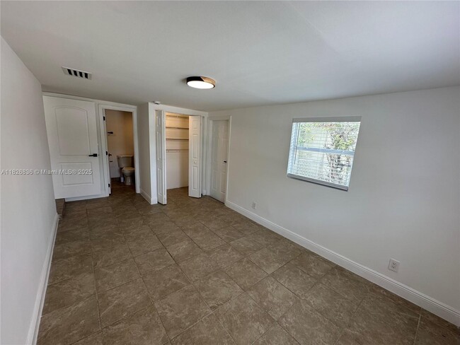 Building Photo - 4830 SW 41st Ave
