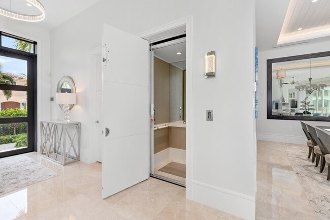 Building Photo - 863 Enfield St