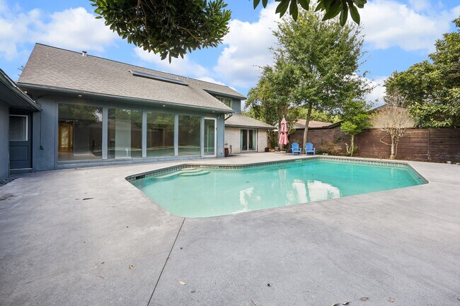 Building Photo - 5219 Loch Lomond Dr