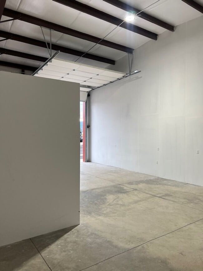 Building Photo - 967 Lawnsdale Rd