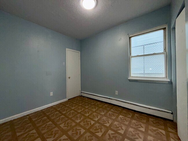 Building Photo - 132 Locust St