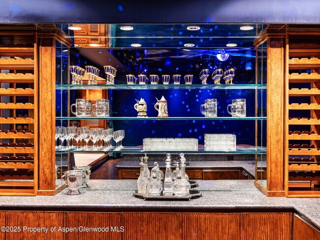 Building Photo - 715 Willoughby Way