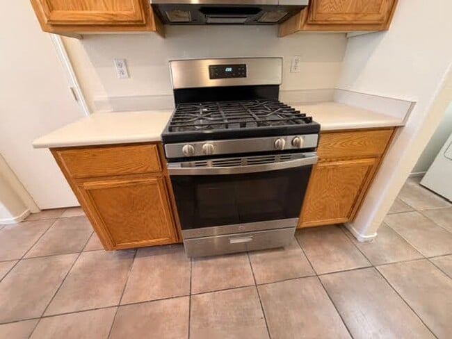 Building Photo - 3 bedrom 2.5 bath Gated Community Townhome with community  Pool, Spa & Private Garage