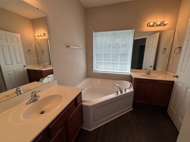 Building Photo - Beautiful and Spacious 2 Bedroom 2.5 Bath ...