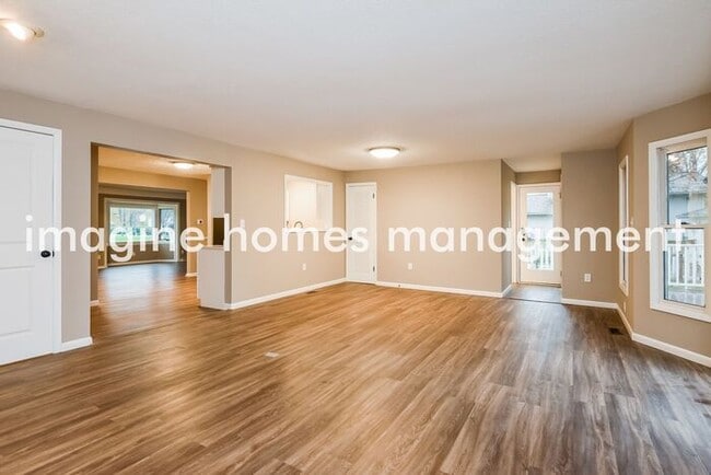Building Photo - Large 3 Bedroom Single Family Home in Will...