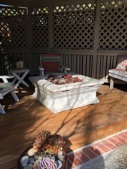Gazebo with fire pit - 819 Rubis Dr