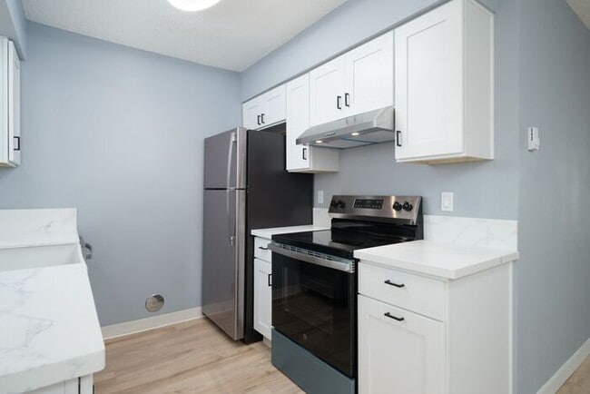 Building Photo - Recently remodeled 2 bedroom 1 bath unit! ...