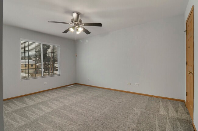 Building Photo - 1462 Glen Ellyn Rd