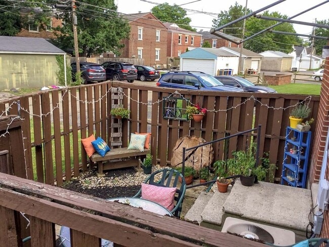 Building Photo - BEAUTIFUL 2 Bedrooms + 1 FULL Bath with Re...